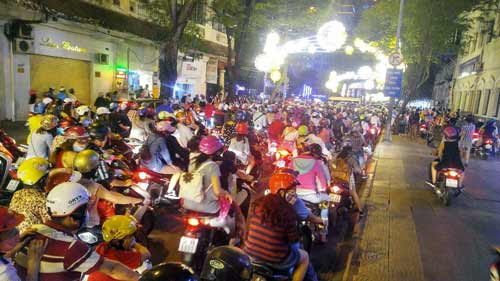 Ngàn người đổ về trung tâm Sài Gòn đón năm mới 2017 - 5