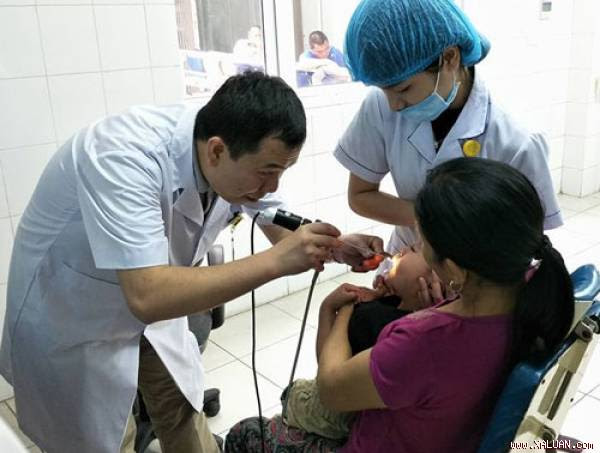 Bác sĩ Hải thăm khám cho bệnh nhi.