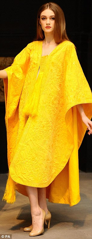 Modelo Bianca Gavrilas veste uma capa bordada à mão feita a partir da seda da aranha Orb Ouro no V & A Museum