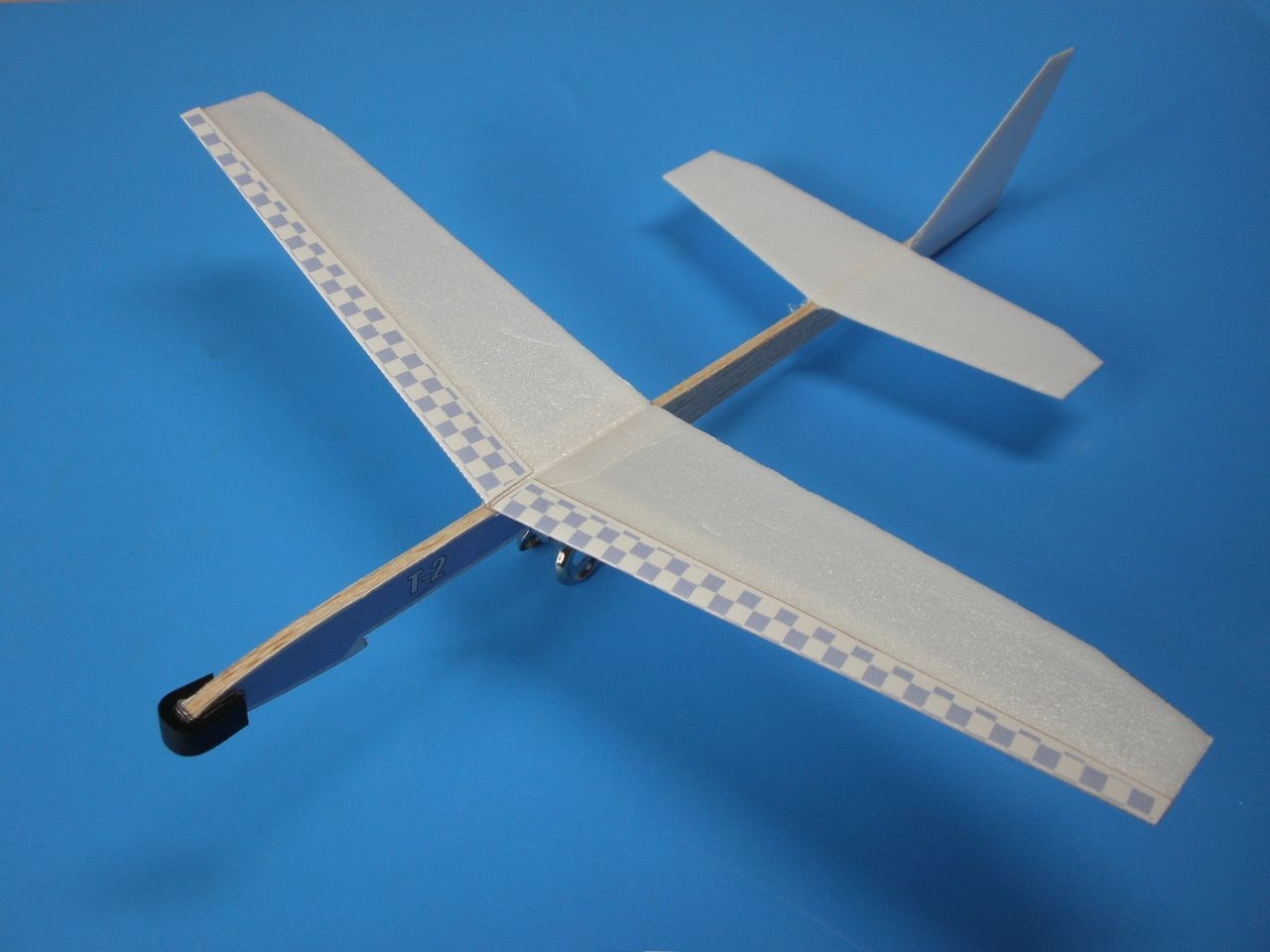 スチレンペーパー T 2 おとなのための紙飛行機研究所のブログでは最高によく飛ぶオリジナルの紙飛行機を目指す紙飛行機クラブの活動を紹介しています