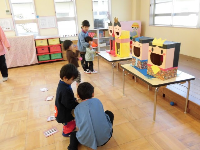 14 03 03 成長を祝う会 3月3日 月 成長を祝う会がありました お話をきいたり ひなまつり の歌をみんなで歌った後は ひなあられに見立てたボール運びゲームをしました いっぱい運べるかな ここに入れるんやで 一緒に入れようか