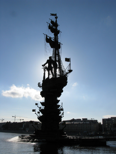 7.travel-blog-magazine-585_3 hugest statues7