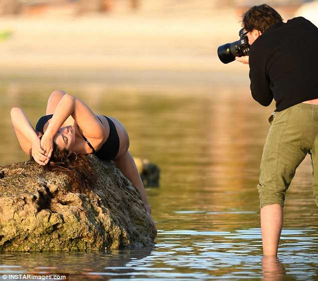 Mẫu béo gợi tình nhất nước Mỹ quằn quại tạo dáng ở biển - 2