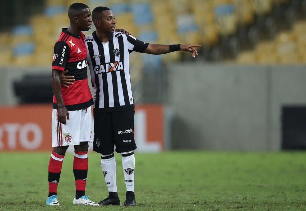 Vinicius Junior estreou pelo profissional do Flamengo contra o Atlético-MG e tietou o ídolo Robinho, ex-Real Madrid (Foto: Reprodução)