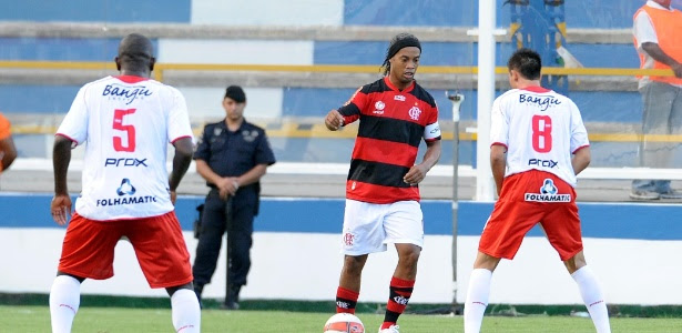 Ronaldinho Gaúcho esteve em campo na partida entre Flamengo e Bangu no domingo