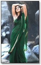Anushka Deep Navel & Armpit Show in Green Saree
