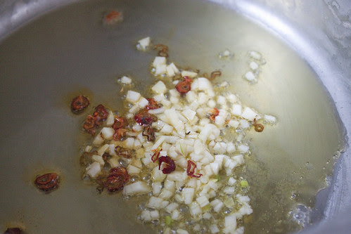 Peperoncini und Knoblauch