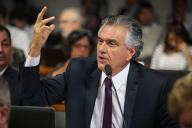 BRASILIA, DF, BRASIL, 17-03-2015: Sen. Ronaldo Caiado - Audiência pública da Comissão de Assuntos Econômicos (CAE), presidida pelo senador Delcídio do Amaral (PT-MS), para ouvir o ministro do Planejaento, Nelson Barbosa. O ministro deverá falou sobre as ações fiscal incluídas nas Medidas Provisórias que estabeleceram uma série de alterações nas regras de seguro-desemprego, abono salarial, seguro-defeso, pensão por morte, auxílio-doença e auxílio-reclusão. (Foto: Sergio Lima Folhapress - PODER)