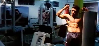 http://img.photobucket.com/albums/v252/BollyNuts/Vaaranam%20Aayiram/54.jpg