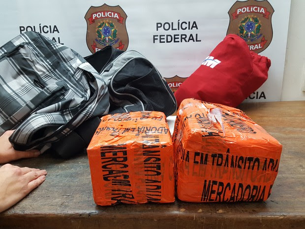 Funcionário de empresa foi preso colocando cocaína em bagagem no aeroporto de Cumbica (Foto: Polícia Federal/Divulgação)