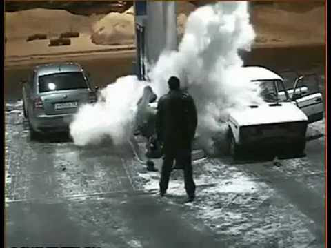 video que muestra como explota un extintor en un incendio en una gasolinera