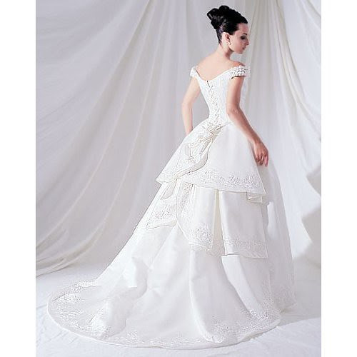 wedding dress with a little knick-knacks and looks luxurious