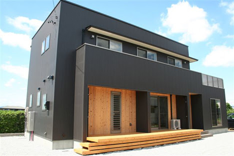 デザイン住宅 無垢材ウッドデッキとベランダがある家 豊川市 約38坪 デザイナーズ住宅 デザイン 住宅 二世帯住宅 注文住宅の世文 愛知県豊川市の工務店