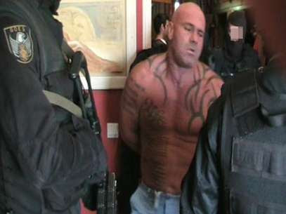 Mark Allan Lilley é conduzido por policiais espanhóis após ser preso em sua mansão na localidade de Alhaurin de la Torre Foto: AFP