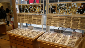 Jins ジンズ 店舗紹介 店舗一覧 低価格かつ高品質のメガネを販売するショップ