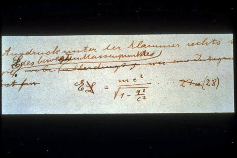 Manuscrito de Einstein con la fórmula de la Teoría de la Relatividad. | E. M. Manuscrito de Einstein con la fórmula de la Teoría de la Relatividad. | E. M.