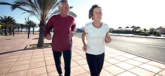 Olahraga bersifat aerobik seperti jalan kaki santai untuk kesehatan jantung.