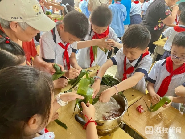 扬州一小学6位老师的孩子即将中考 学生包粽子送祝福 我苏网