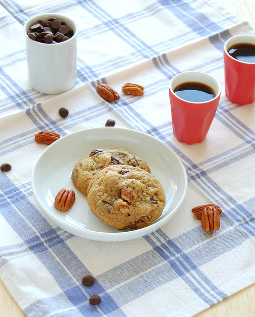 Really good one-bowl chocolate chip-pecan cookies / Cookies com gotas de chocolate e pecãs muito bons
