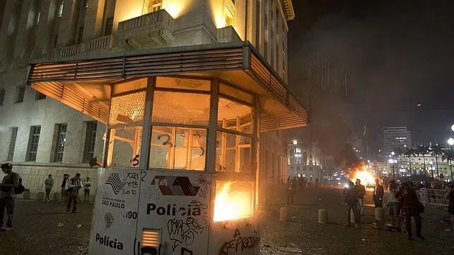 Los brasileños vuelven a las calles y atacan la alcaldía de São Paulo