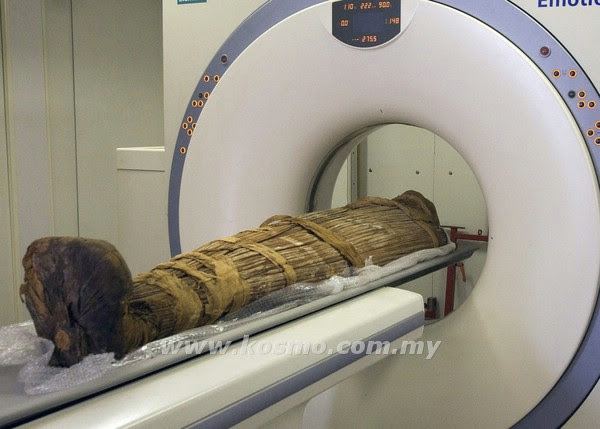 mumia dari Mesir menjalani ujian imbasan tomografi berkomputer di Institut Jantung Saint Luke's Tengah Amerika di Kansas.