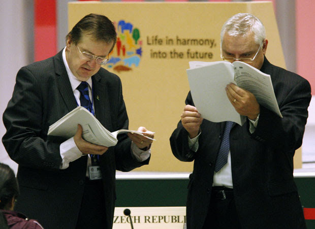 Negociadores verificam textos antes do início da reunião plenária da COP 10, em Nagoya