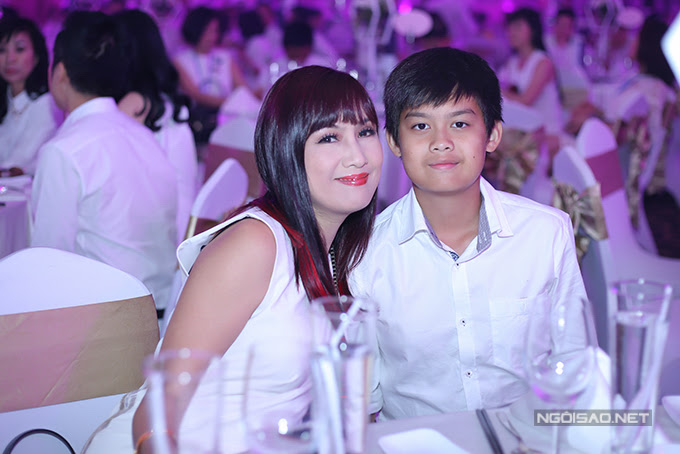 ban-trai-cham-chu-ghi-hinh-thanh-thao-tinh-tu-ben-quang-dung-6