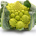Romanesco - Hele romanesco met aardappels en ei | Vegetarische ... : Drizzle with olive oil and season with salt, black pepper, garlic powder, and paprika.