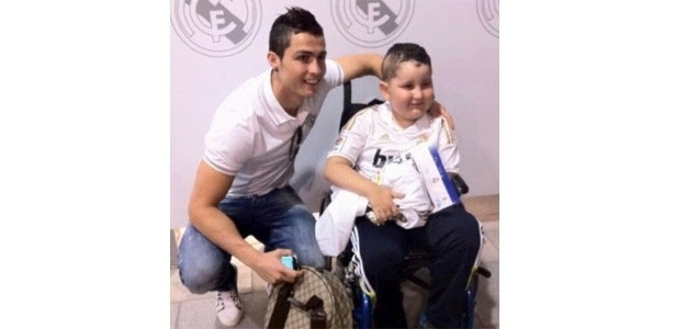 Cristiano Ronaldo posa ao lado do garoto Nuhazet Guardia em encontro em 2012