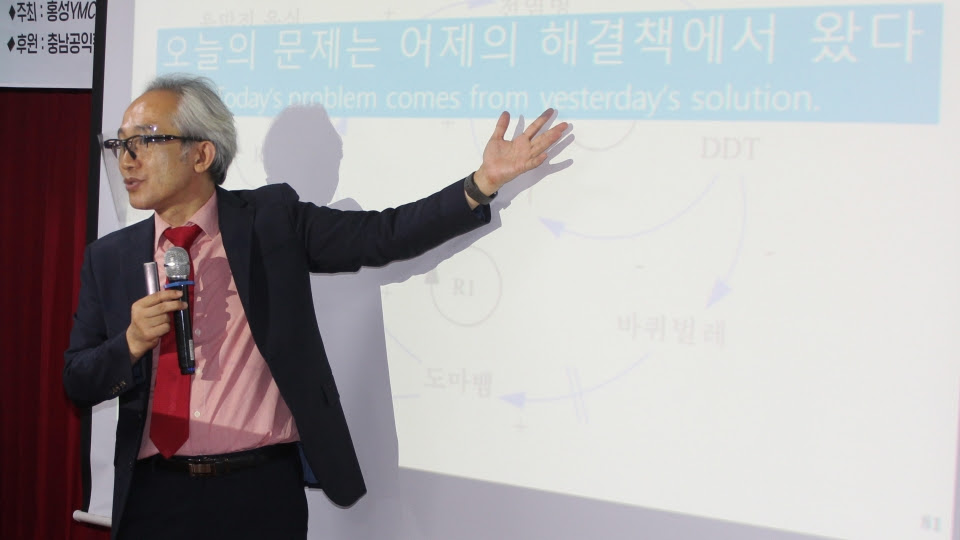 16일 오후 명동상가상인회 사무실에서 ‘홍성포럼’ 시스템 사고 2차 강의를 하고 있는 정창권 박사. 사진= 노진호 기자