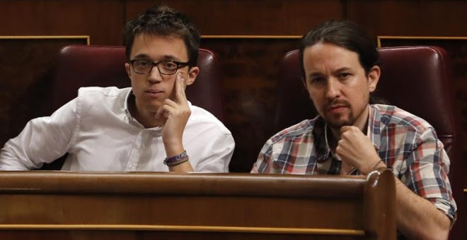 El líder de Podemos, Pablo Iglesias (d), y el portavoz parlamentario de Podemos, Íñigo Errejón (i), durante la sesión de control al Gobierno que se celebra hoy en el Congreso de los Diputados. EFE/Ballesteros