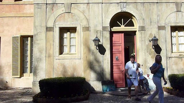 P1040512-2010-10-10-Movie-Preveiw-Pink-Castle-Entering-Front-Door