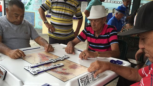 Des joueurs de domino dans un parc de la Petite Havane, à Miami