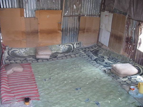 Kondisi gubuk - rumah para bajak laut Somalia tinggal