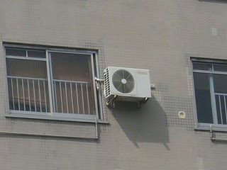 街で見かけた壁掛け室外機 電気屋さんのホームページ活用日誌