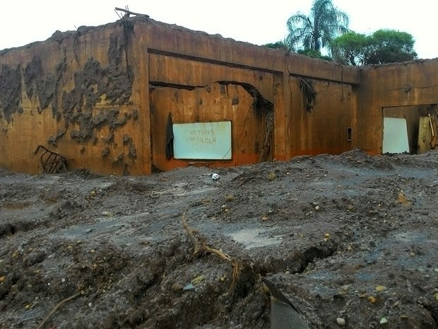 24/11 - Rejeitos da Samarco destuíram escola em Bento Rodrigues, em Mariana. Detalhe para o escrito no quadro: "aqui tinha uma escola"  (Foto: Aline Aguiar/ TV Globo)