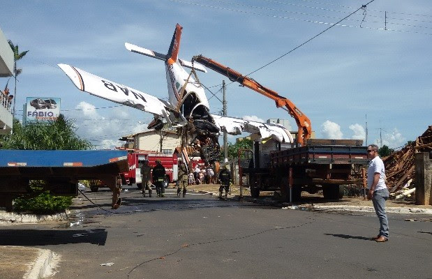 Remoção de aeronave que caiu sobre casa em Luziânia, Goiás (Foto: Diego Araújo/TV Anhanguera)