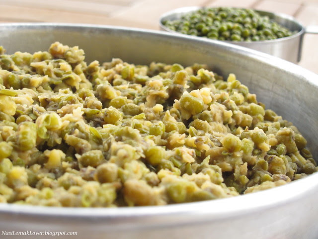 Nasi Lemak Lover: Kuih Kasturi ( mung bean fritters )