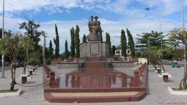 Tượng đài Quân tình nguyện Việt Nam tại cửa ngõ vào thị xã Kampot