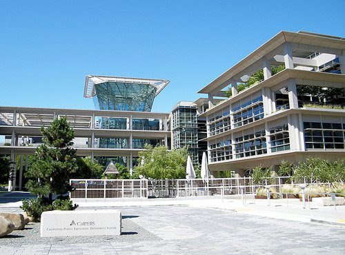 CalPERS headquarter offices at Lincoln Plaza in Sacramento, California ...