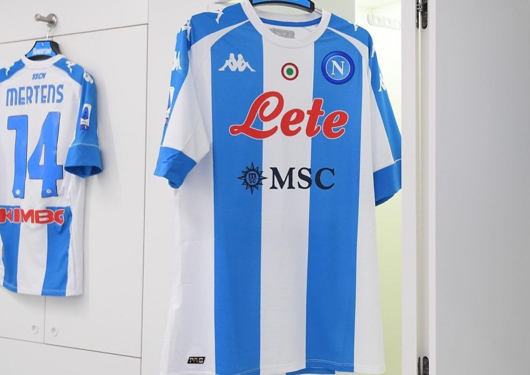Napoli 4de voetbalshirt 2020-2021 eerbetoon aan Ma ...