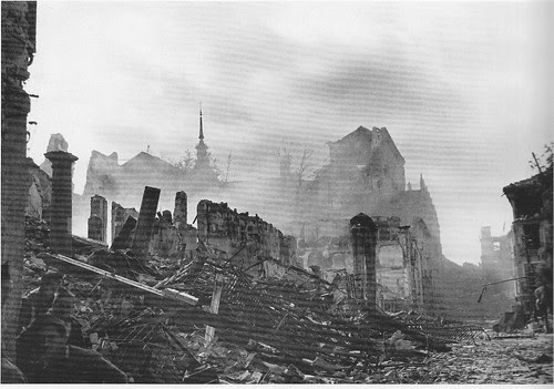 Plaza de Zocodover (Toledo) en la Guerra Civil. Septiembre de 1936. Fotografía de Hans Namuth/Georg Reisner