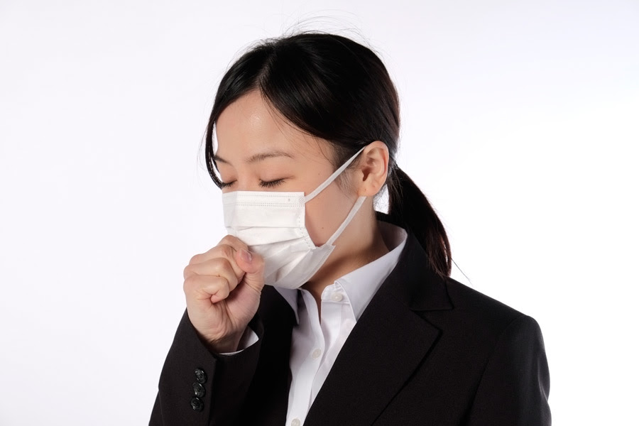 フリー写真 マスクをつけて咳をしている女性社員でアハ体験 Gahag 著作権フリー写真 イラスト素材集
