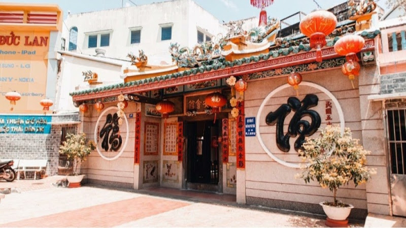 Chùa Ông Bổn thu hút nhiều du khách tới tham quan và cầu an