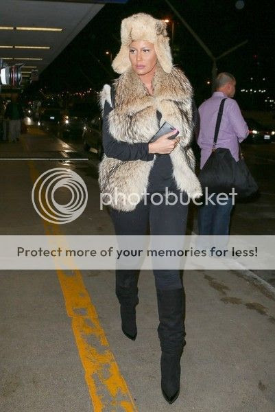  photo AmberRoseCatchesFlightLAXAirportvuj3-ITTO-ll.jpg