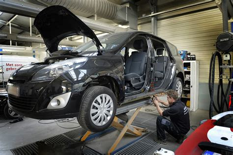 There's more to think about than just the cost of new garage doors. Carosserie Garage Houman