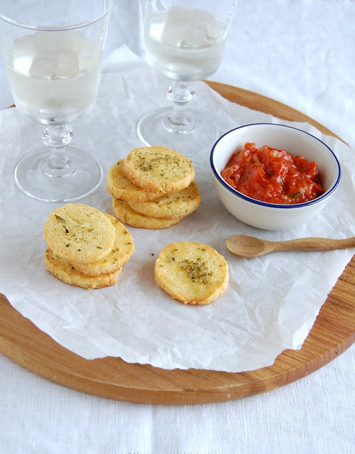 Cheese and oregano sablés / Sablés de queijo e orégano