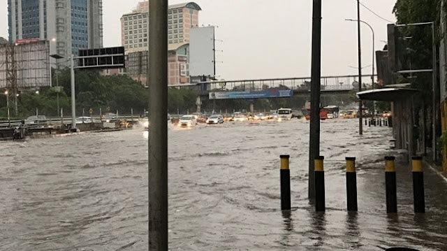 Foto: Ada 'Bidadari Banjir' di Jalanan, Bening Banget! Jadi Viral di Facebook..! http://ift.tt/20kt43r - Berita Terkini Terbaru Hari Ini - Banjir yang menimpa Jabodetabek masih hangat menjadi topik pembicaraan. Berkaitan dengan musibah tersebut, netizen ramai mengunggah foto bertema yang sama. Di media sosial Instagram, akun @rezarahasia mengunggah foto sosok wanita.
