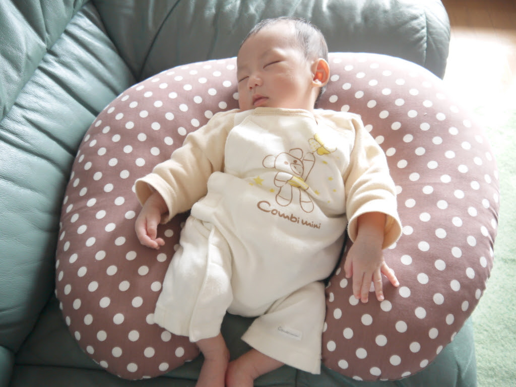 背中スイッチが敏感な赤ちゃんには授乳クッションで寝かせてみる 横向きも寝てくれる ミーハーsarryの気になるもの