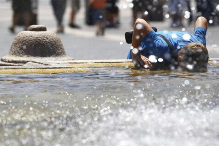 Extremely Hot Summer Around the World (77 pics)